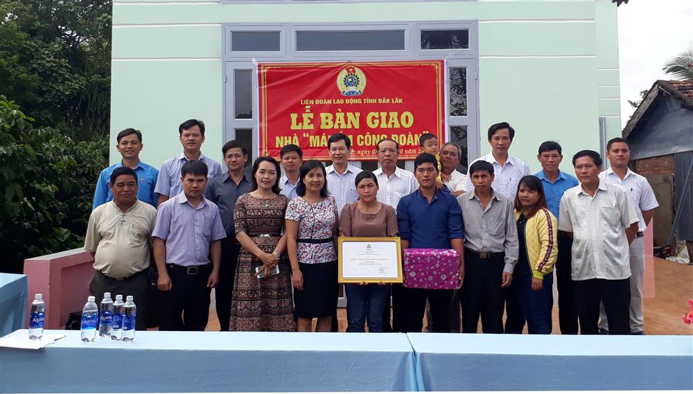 Liên đoàn lao động Huyện trao nhà “mái ấm công đoàn”
